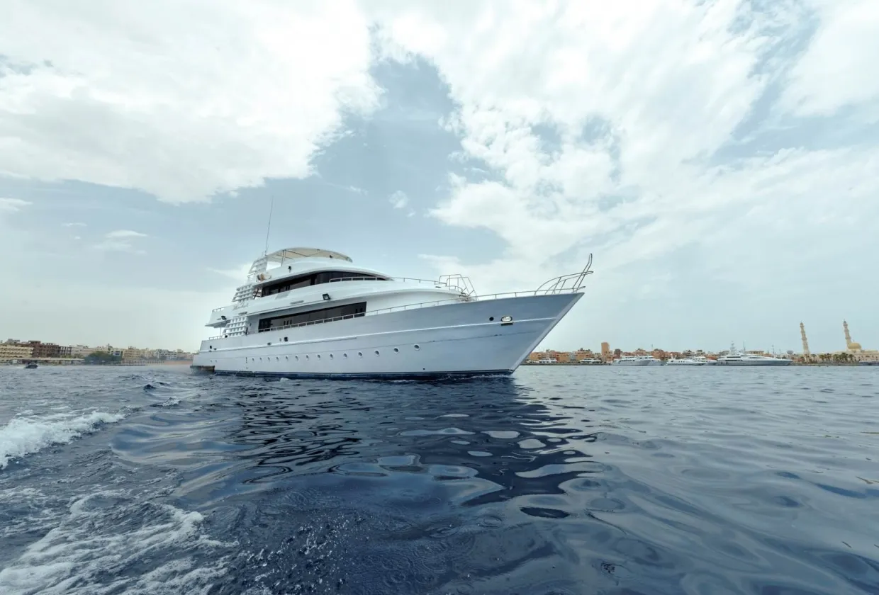 Blue Pearl на ходу в Красном море, вид с носа