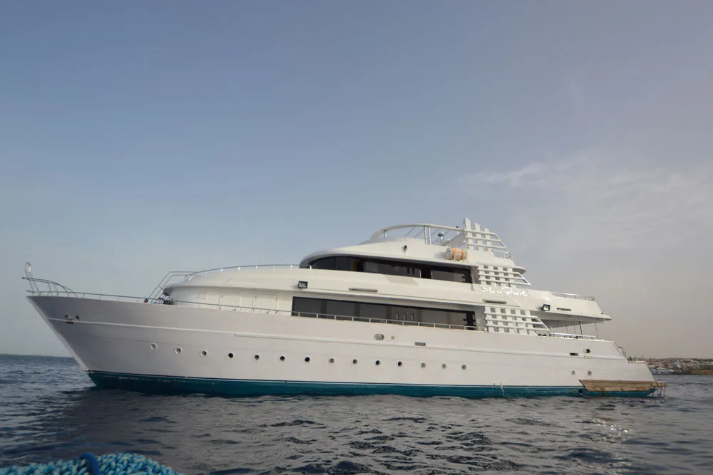 Яхта Blue Pearl на якоре, синяя ватерлиния и открытая солнечная палуба