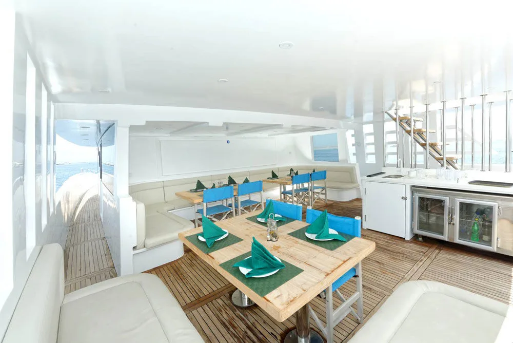 Кормовая палуба Blue Pearl с накрытым столом, баром и трапом наверх