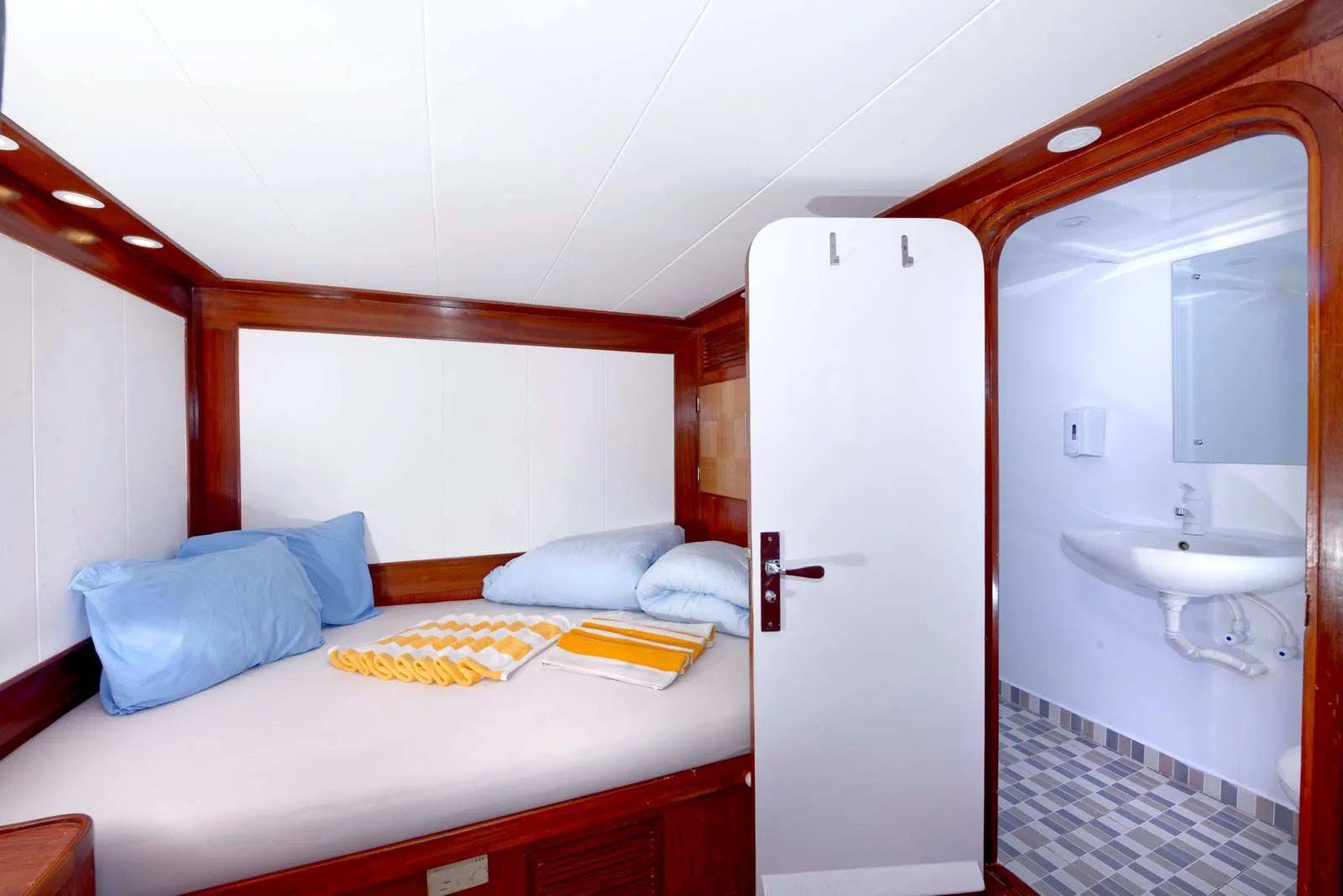 Каюта Double Sea View Blue Pearl — двуспальная кровать и дверь в санузел