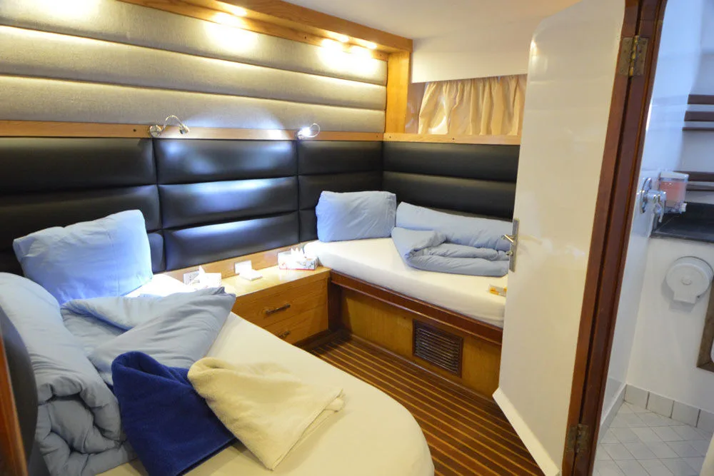Каюта Twin Blue Pearl с открытой дверью в собственный санузел