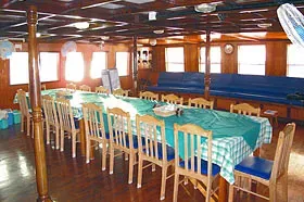 Яхта Blue Shark One. Обеденный зал