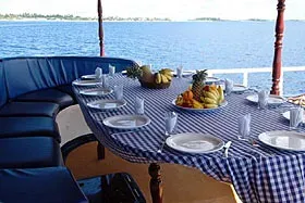 Яхта Blue Spirit. Обеденная зона на открытой палубе.