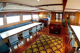 Яхта Blue Voyager. Обеденный зал.