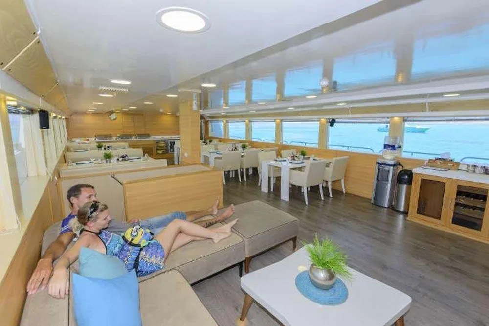 Saloon with sofas and panoramic windows