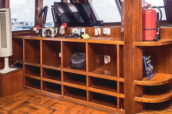 Яхта Blueshark Two, зарядные станции для аппаратуры