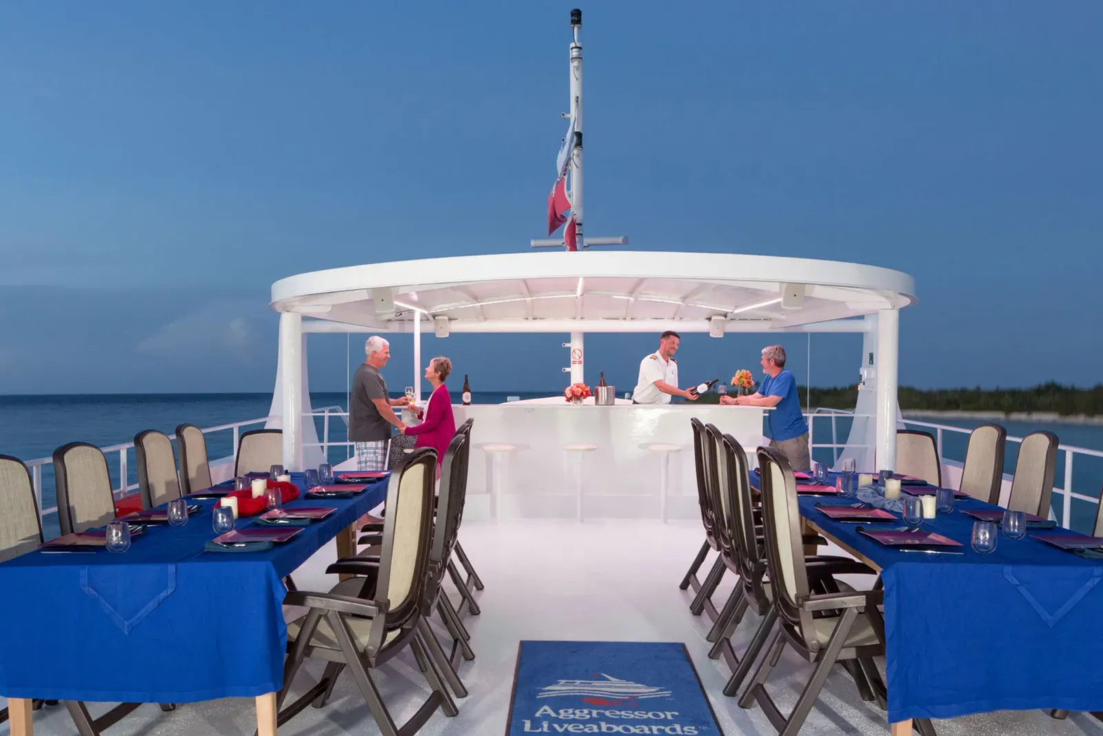 BVI Aggressor — коктейльная палуба