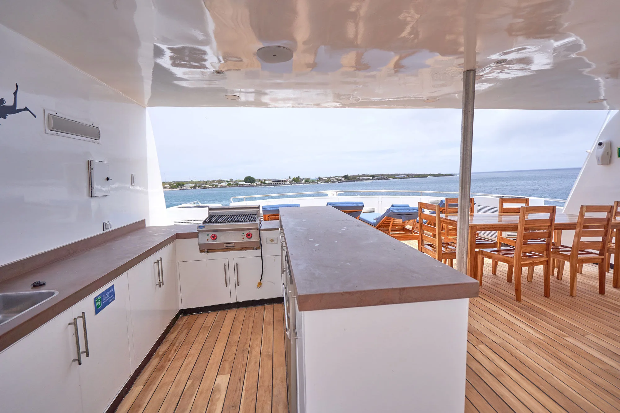 Al fresco dining table on the Calipso sun deck
