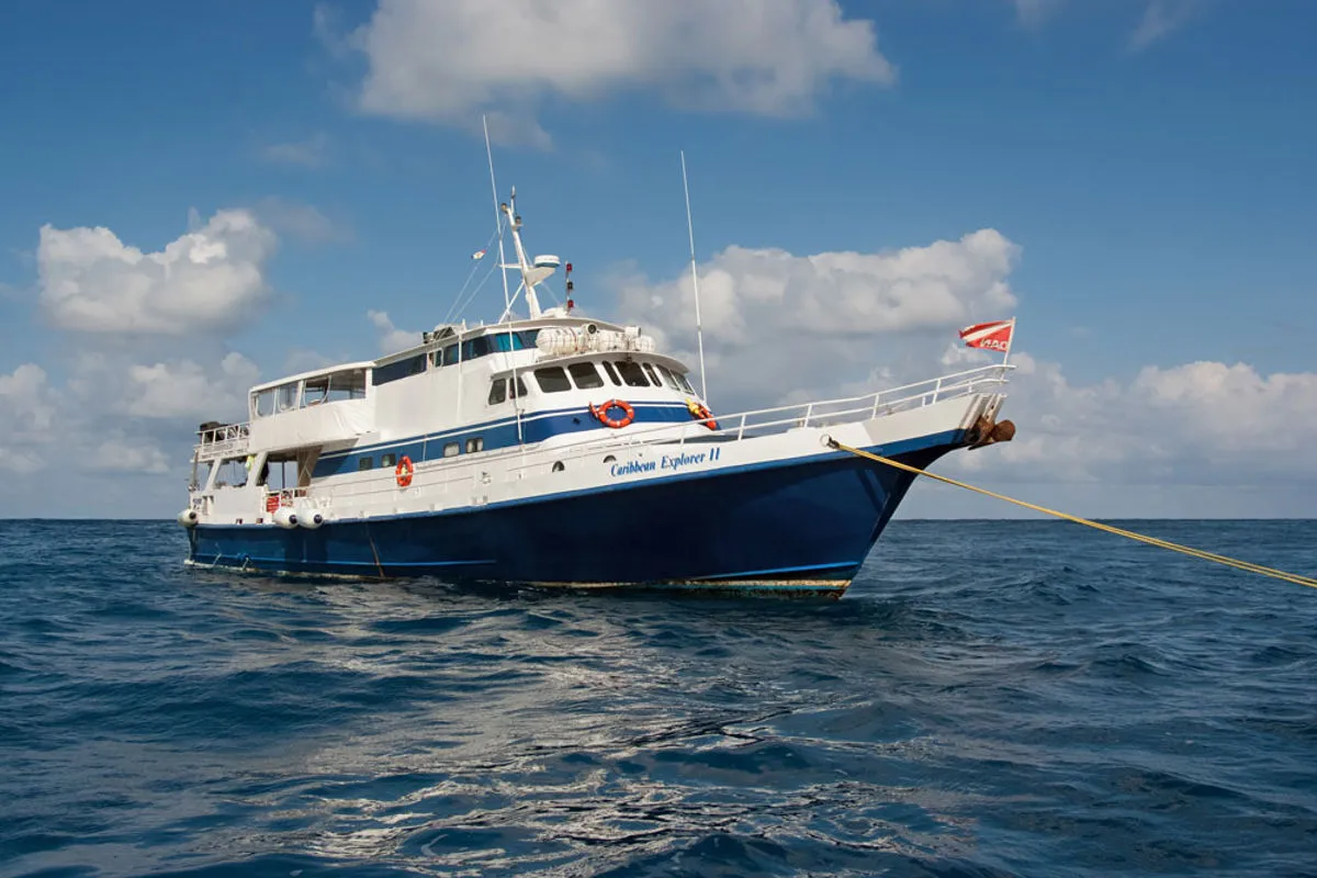 Caribbean Explorer II на якоре в открытом море