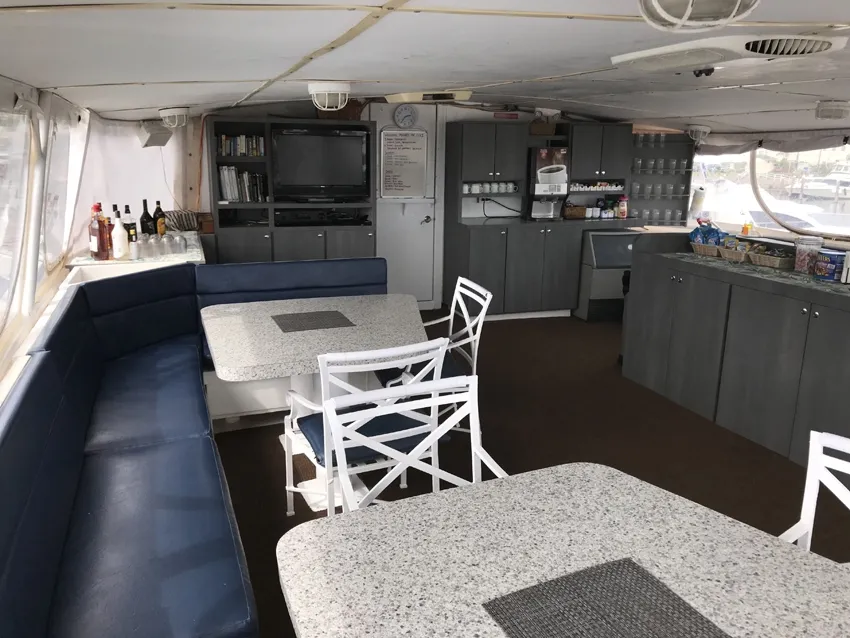 Салон Caribbean Explorer II — столы, диваны и телевизор