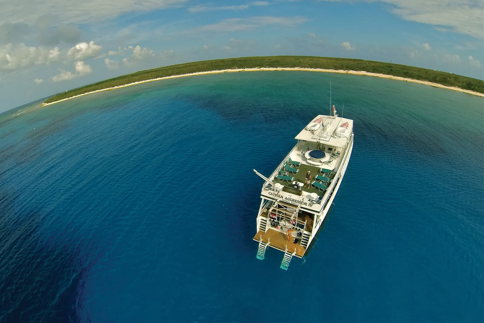 Cayman Aggressor IV — вид с воздуха