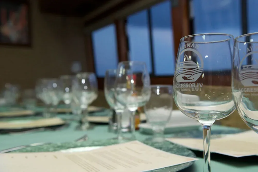 Cayman Aggressor IV — салон