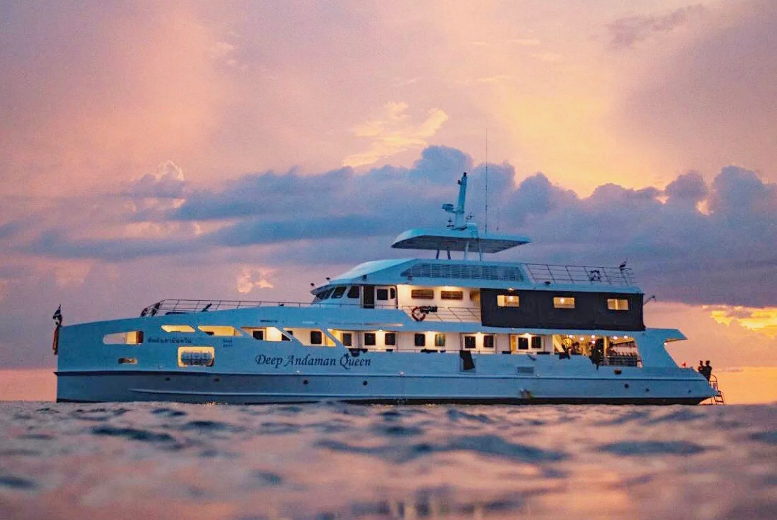 Deep Andaman Queen на закате в открытом море
