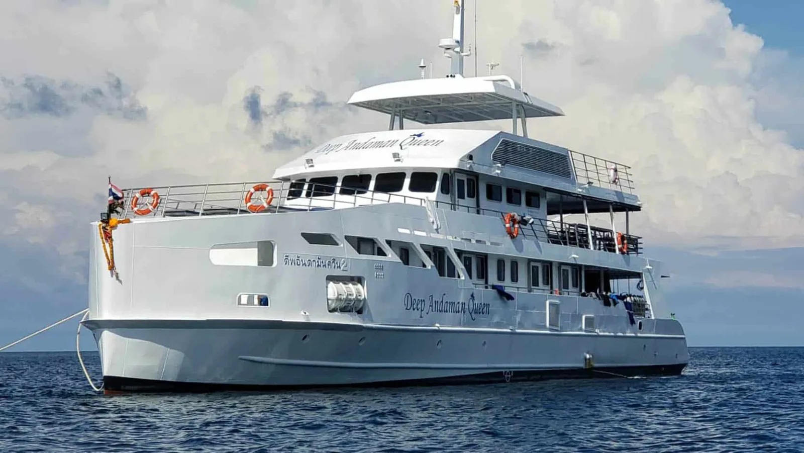 Deep Andaman Queen в море — вид с носовой четверти