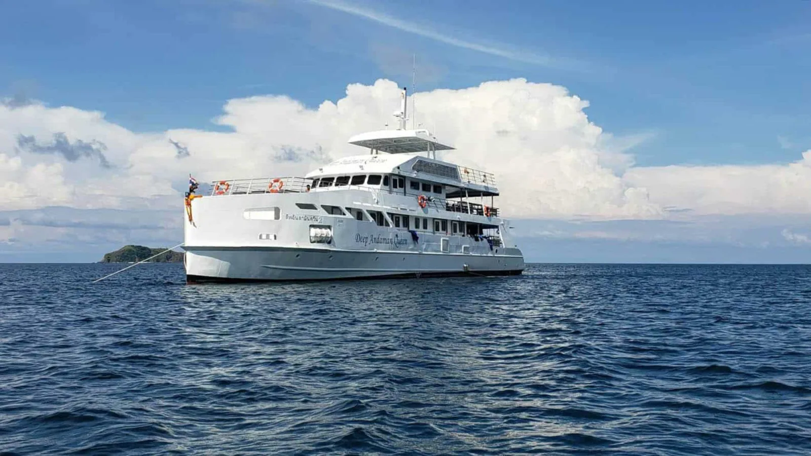Deep Andaman Queen на стоянке у острова