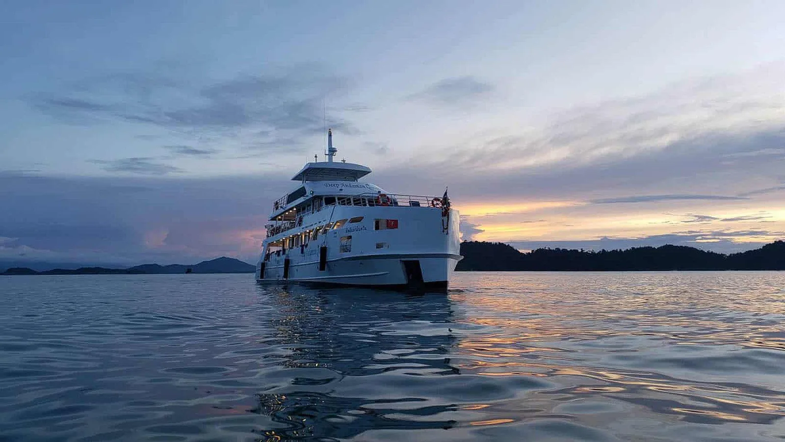 Силуэт Deep Andaman Queen в сумерках