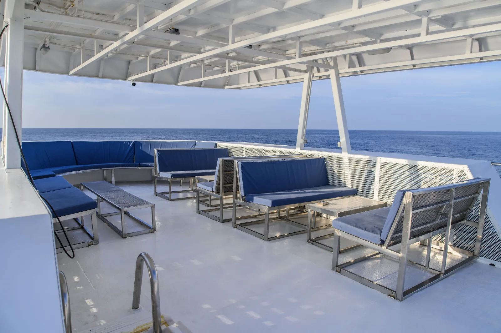 Зона отдыха под навесом на верхней палубе Deep Andaman Queen