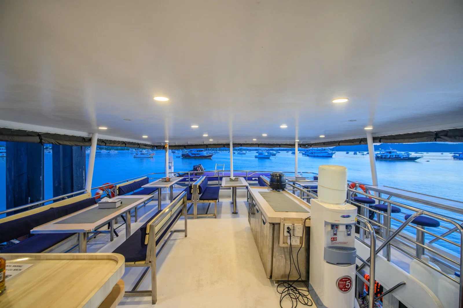 Обеденная зона и кулер с водой на палубе Deep Andaman Queen