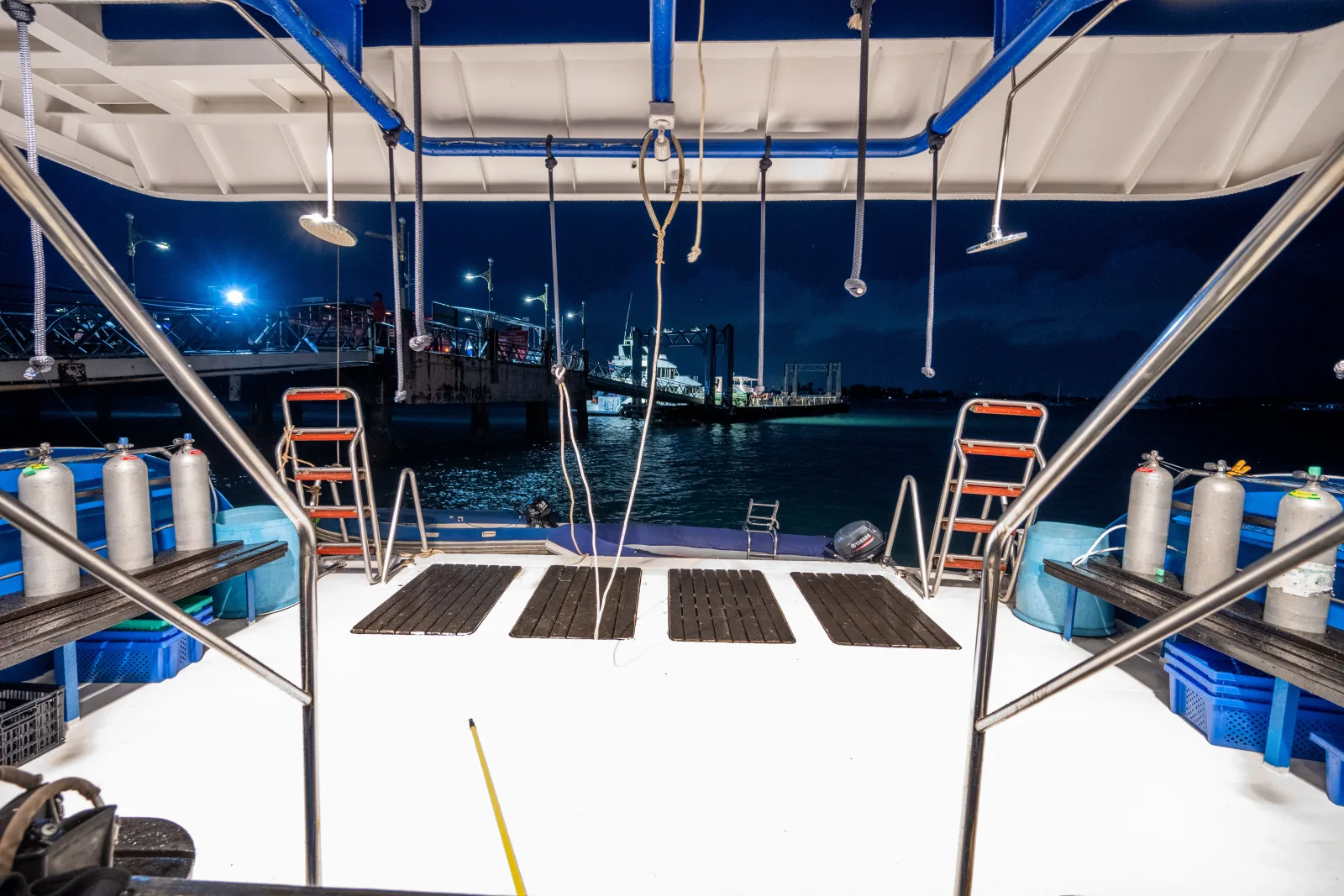Дайв-платформа Deep Andaman Queen ночью
