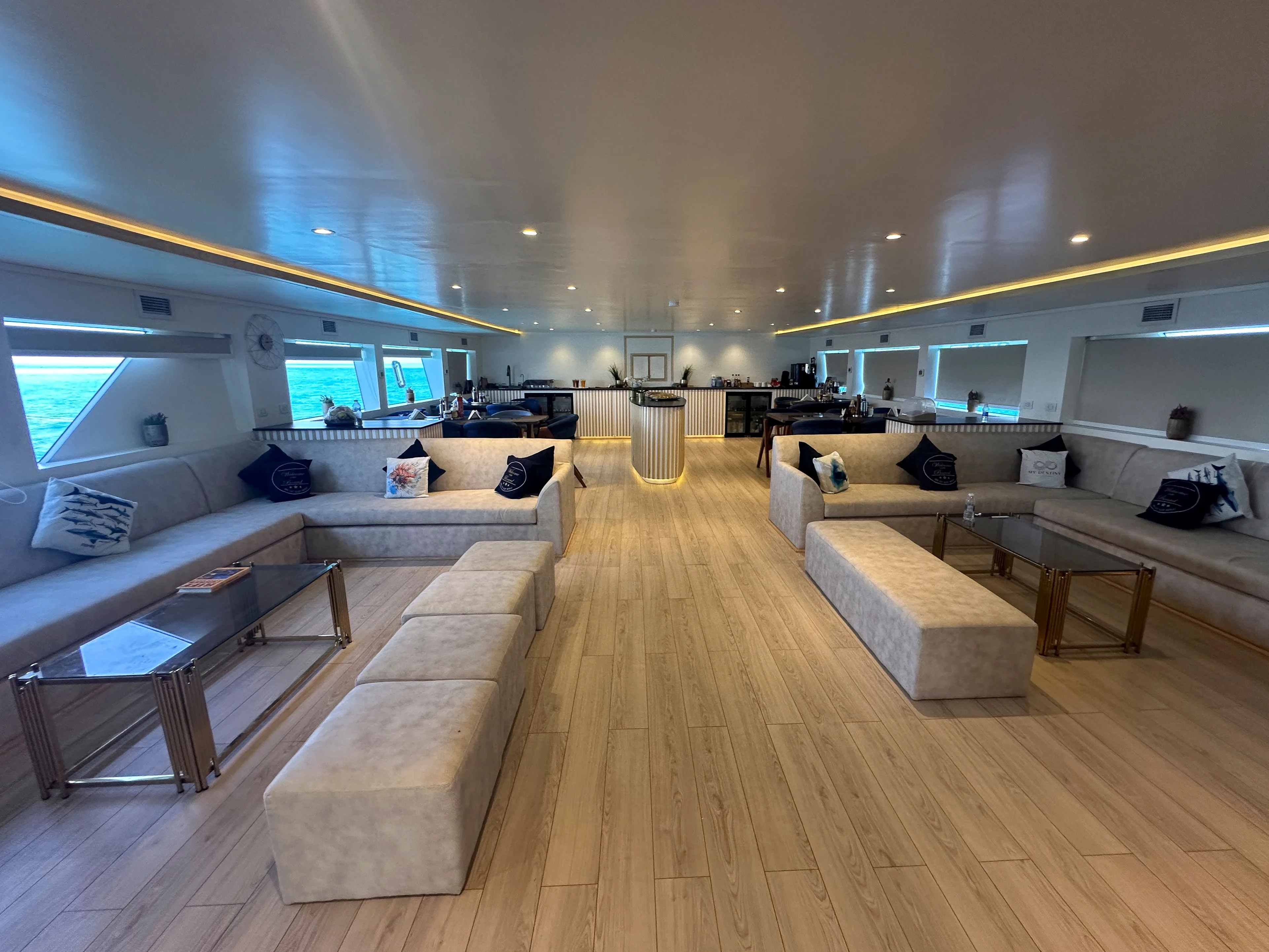 Салон Destiny — светлые диваны, пуфы и стеклянные столики