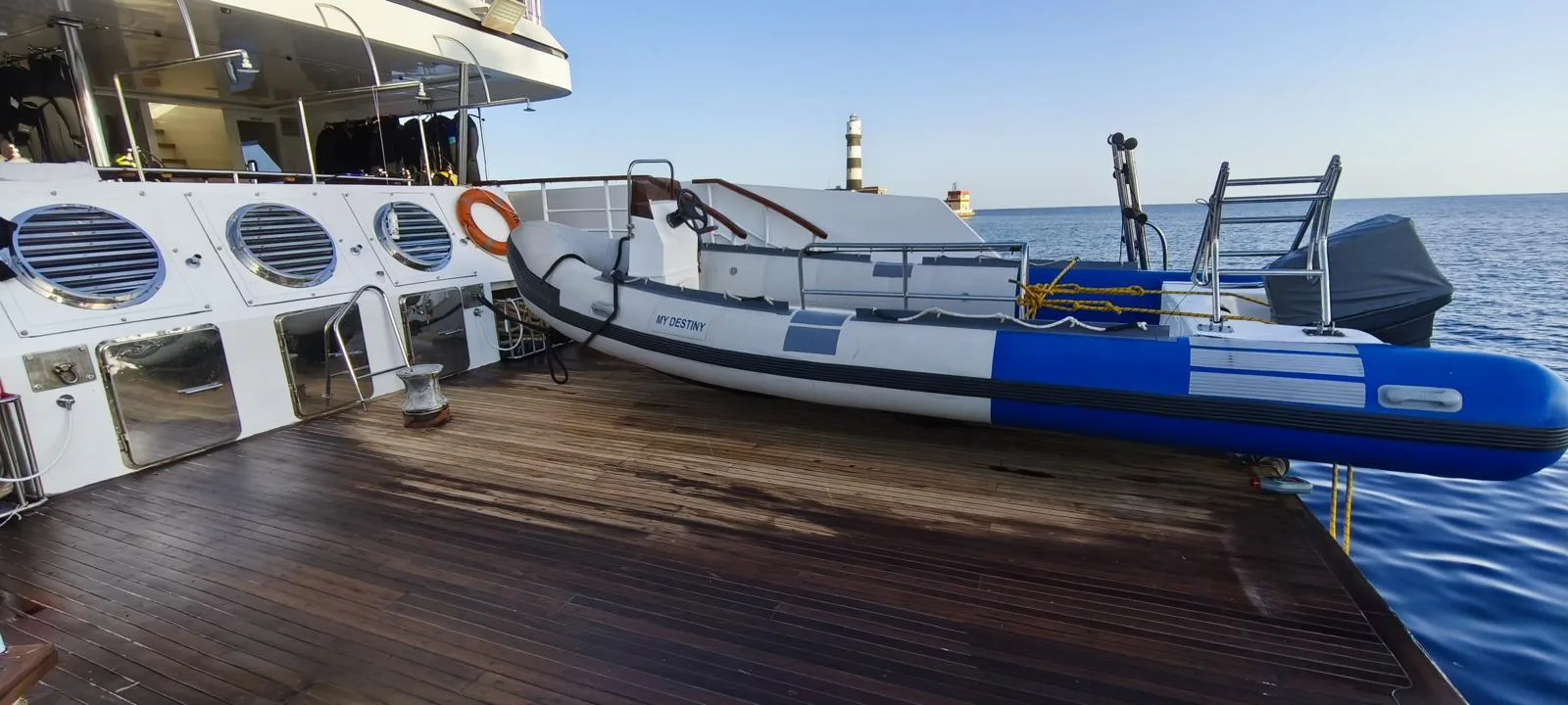 Моторная лодка для заброски дайверов на кормовой палубе