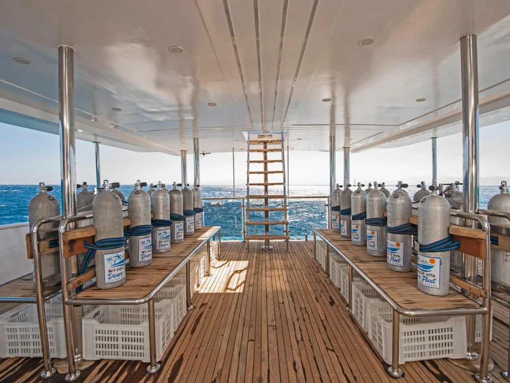 Дайв-дек со стойками баллонов, на баллонах наклейки M/Y Dolce Vita