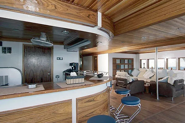 Салон с баром на яхте Dream Catcher II