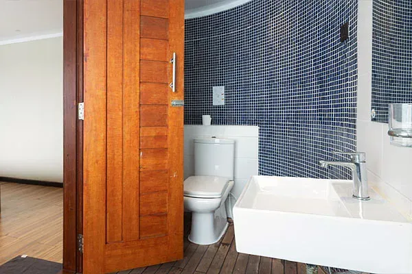 Яхта Dream Maldives. Санузел с ванной и душем