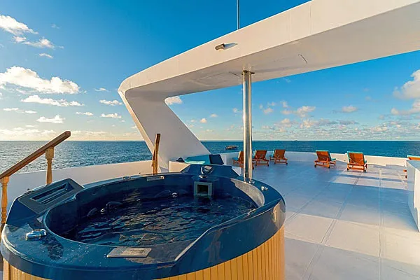 Ванна-джакузи на палубе, яхта Duplex Cruiser