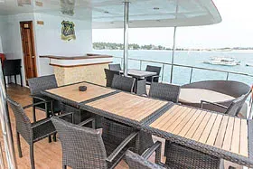 Полузатеннёная палуба на яхте Eagle Ray
