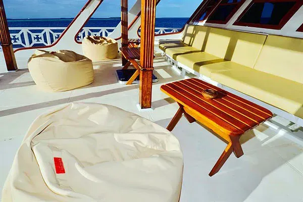 Яхта Eco Blue, полузатенённый сан-дек на главной палубе