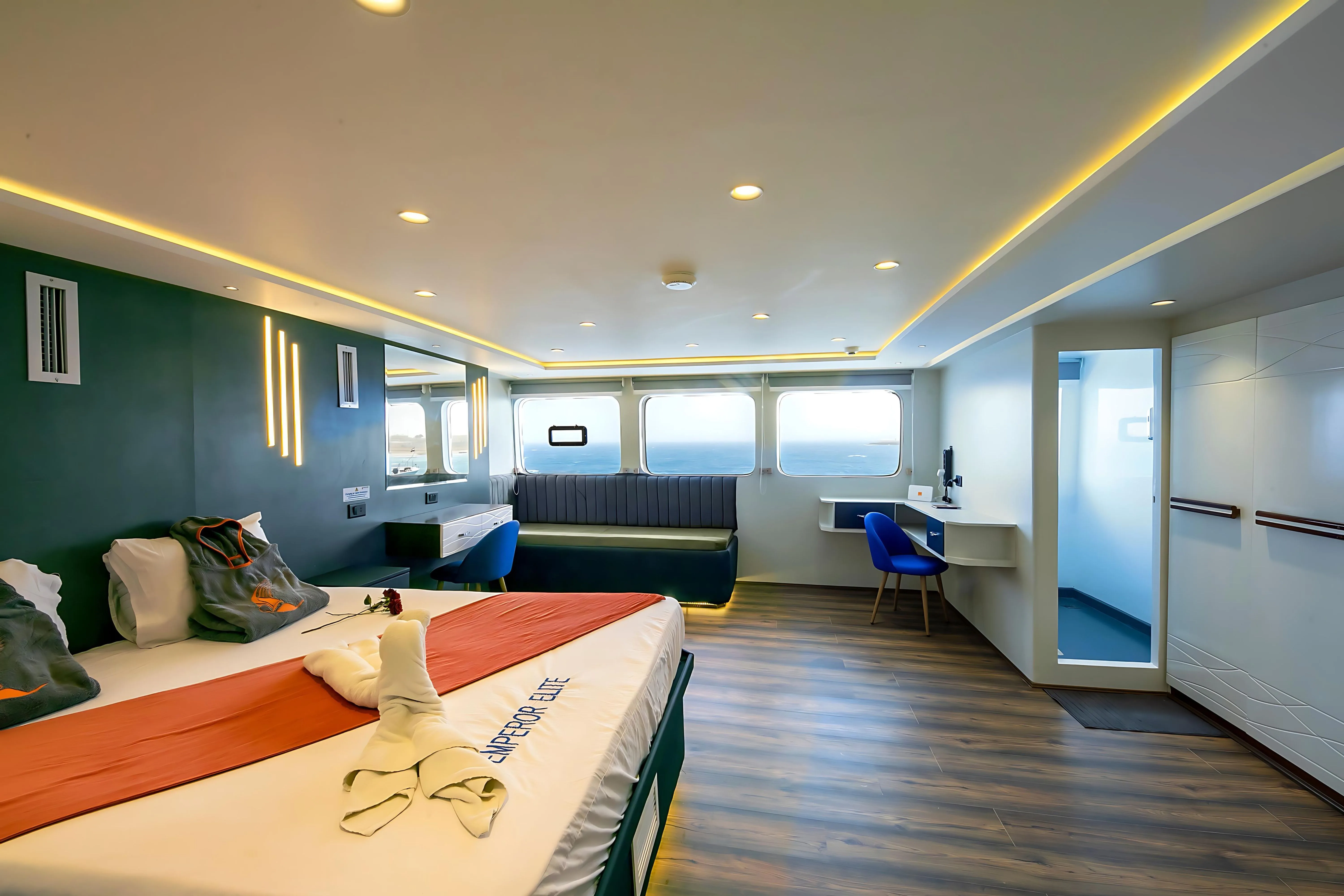 Executive Suite на Emperor Elite — кровать king-size, диваны и письменный стол