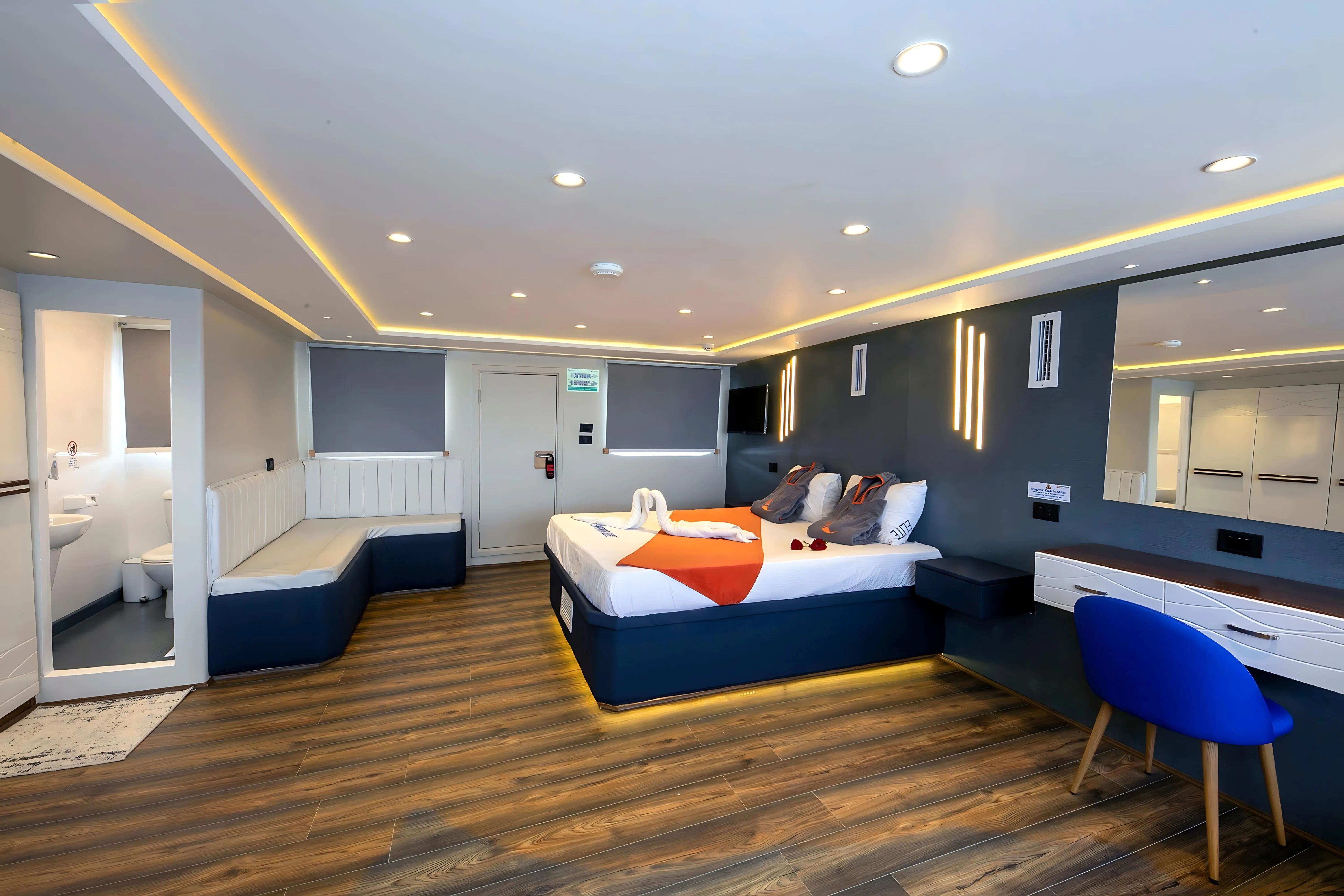 Executive Suite на Emperor Elite — вид от двери на кровать и вход в санузел
