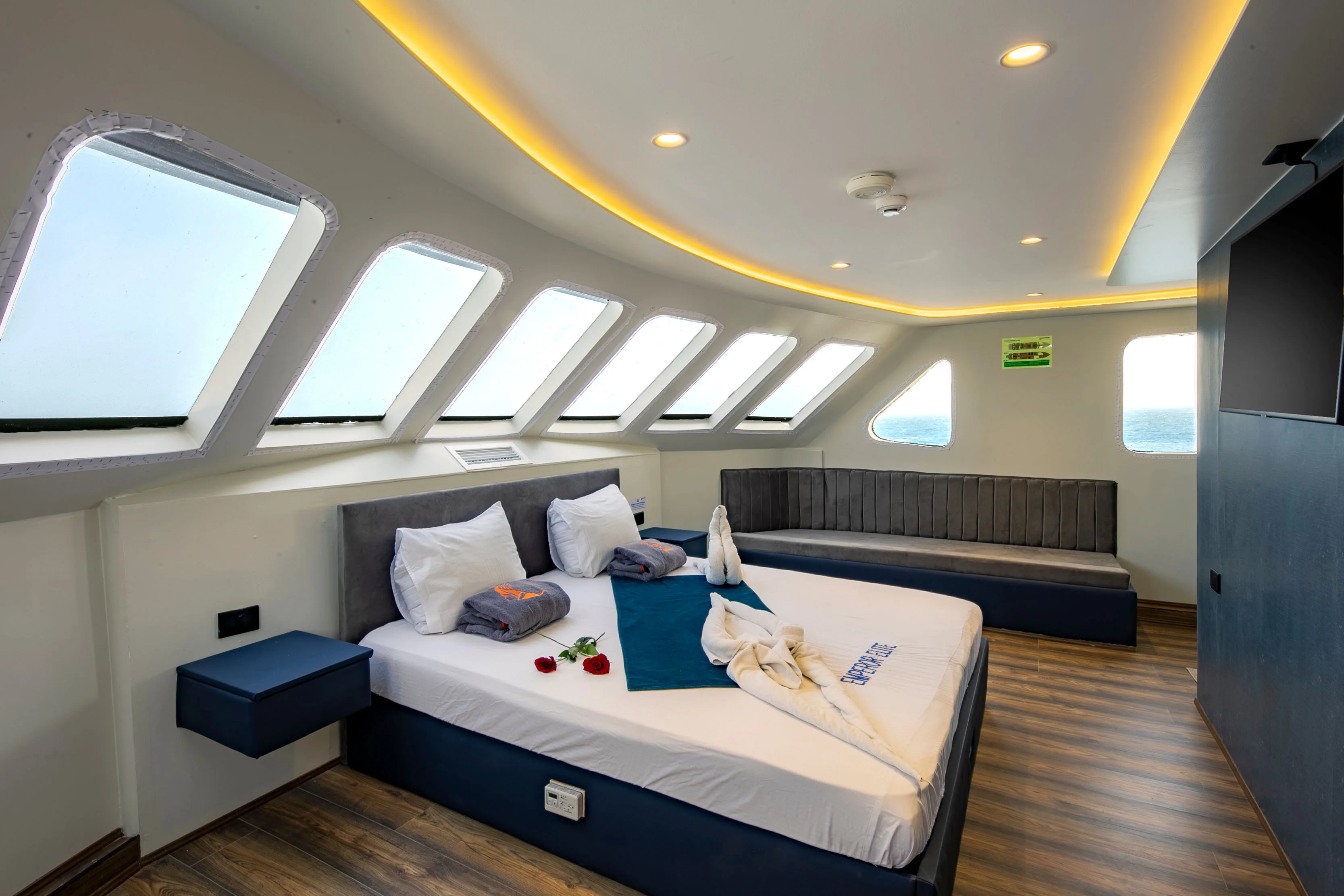 Junior Suite на Emperor Elite — кровать king-size под панорамными окнами