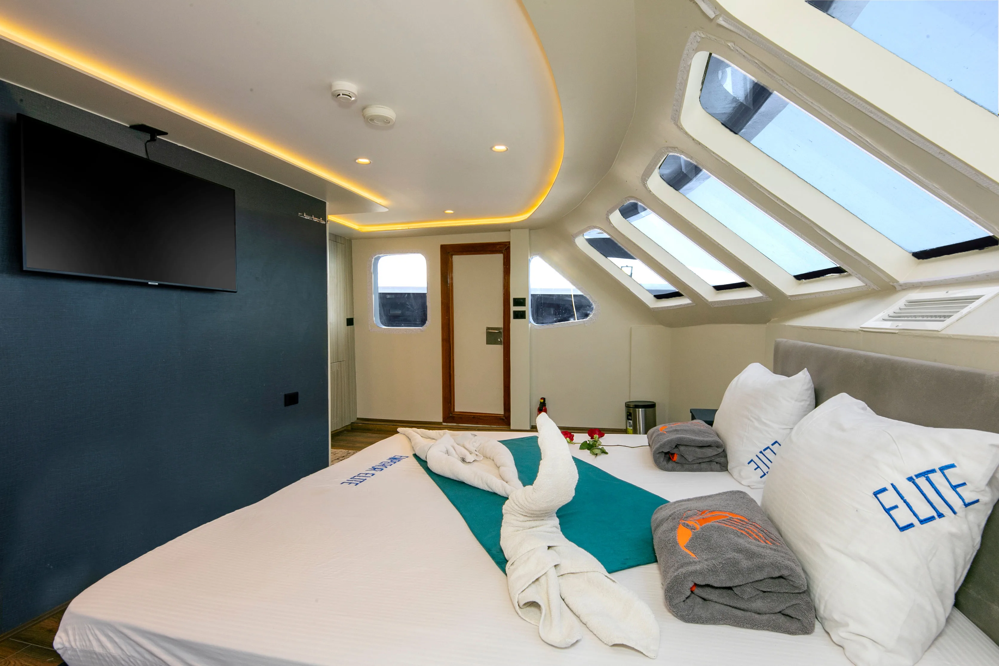 Junior Suite на Emperor Elite — телевизор и ряд наклонных окон