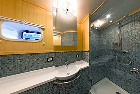 Яхта Fantom: санузел с душем в каюте.