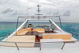 Яхта Fantom: сан-дек.