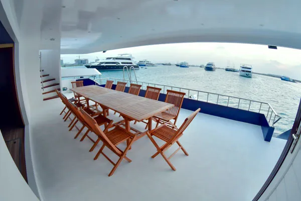 Полузатененная палуба, яхта Fun Azul II