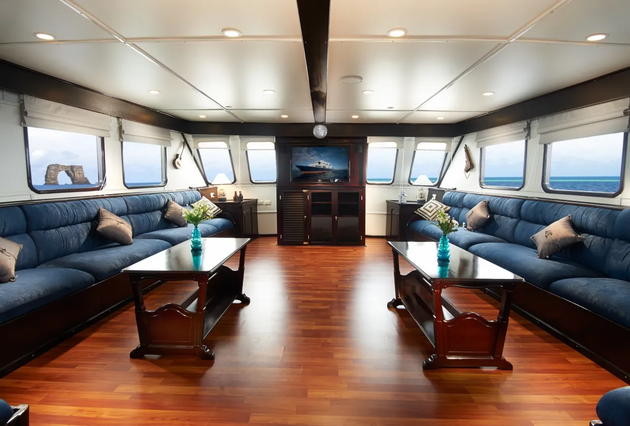 Saloon of Galapagos Master with sofas and a wooden floor