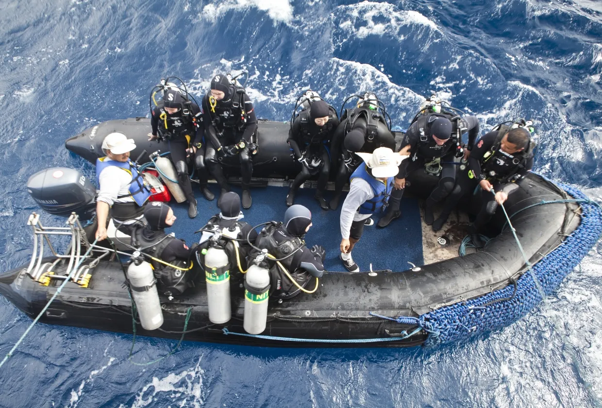Panga with divers leaving Galapagos Sky