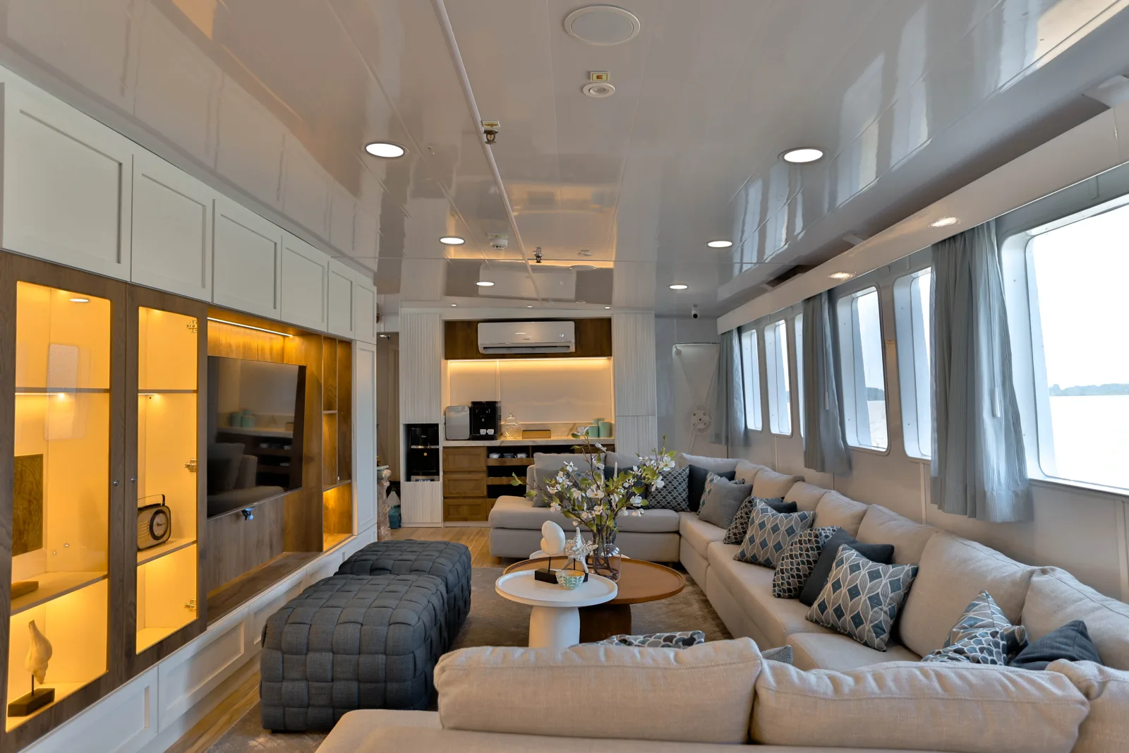 Saloon of Galaxy Diver II looking aft from the bar