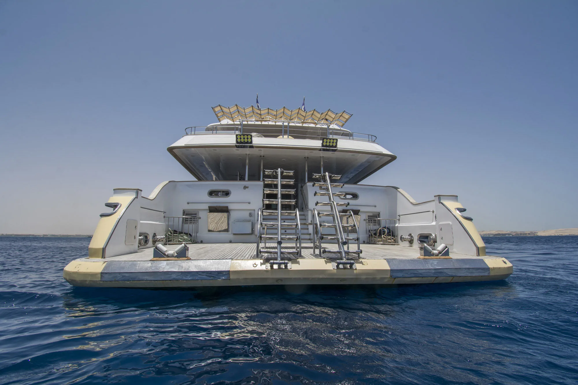 Корма Golden Dolphin IV с дайв-платформой и трапами