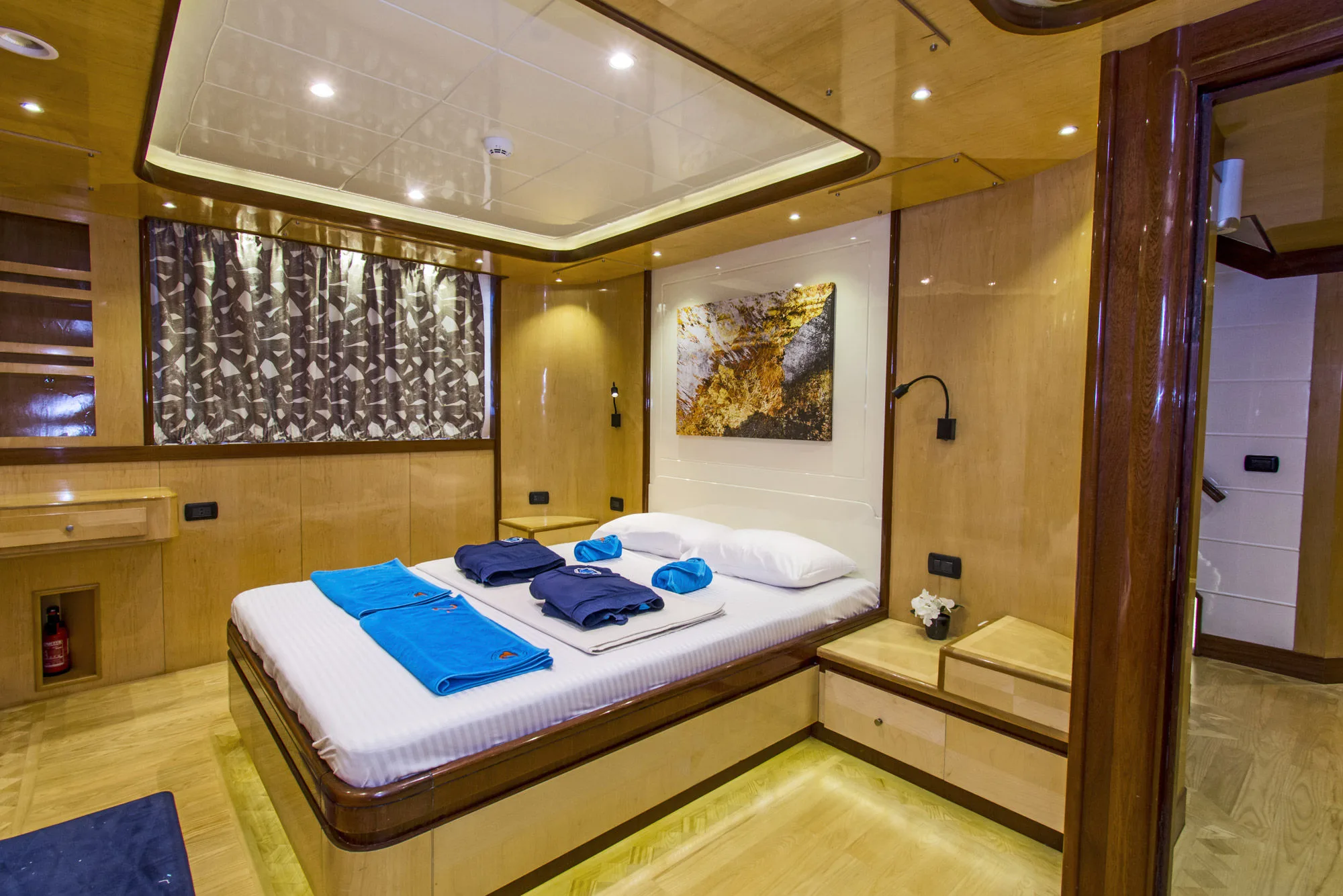 Двуспальная каюта на нижней палубе Golden Dolphin IV — кровать и светлые панели