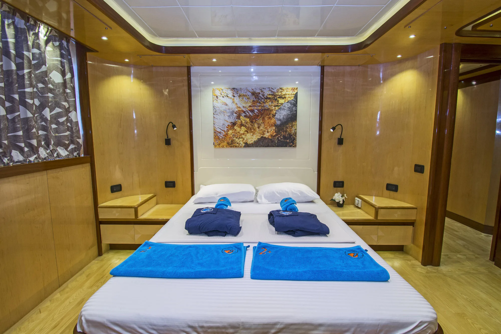 Двуспальная каюта нижней палубы Golden Dolphin IV — вид от двери на изголовье