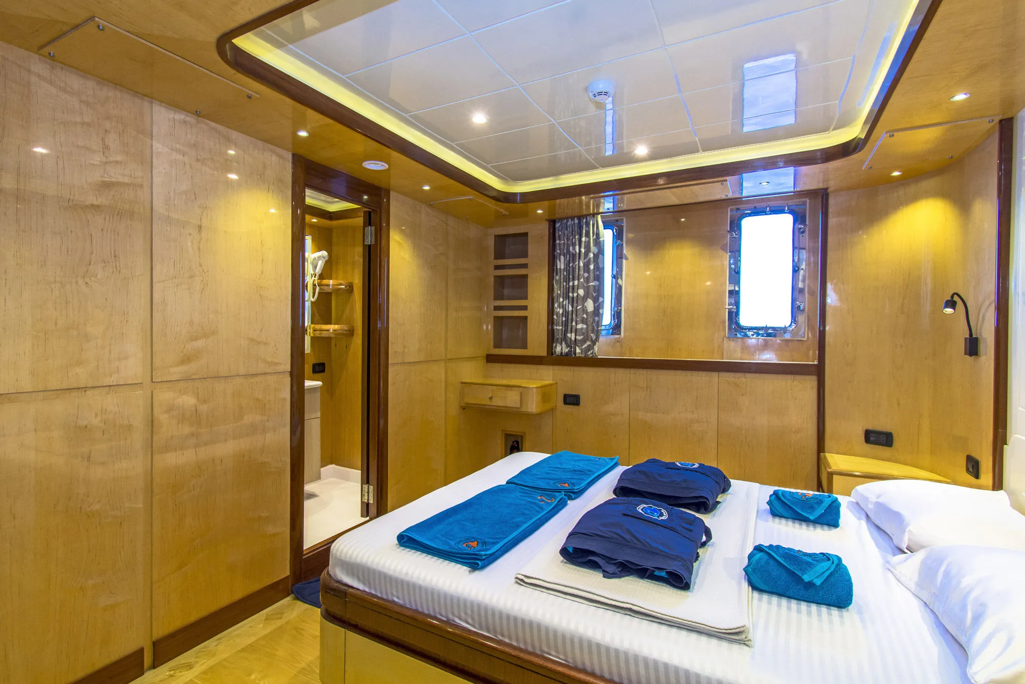 Двуспальная каюта нижней палубы Golden Dolphin IV — вход в душевую кабину