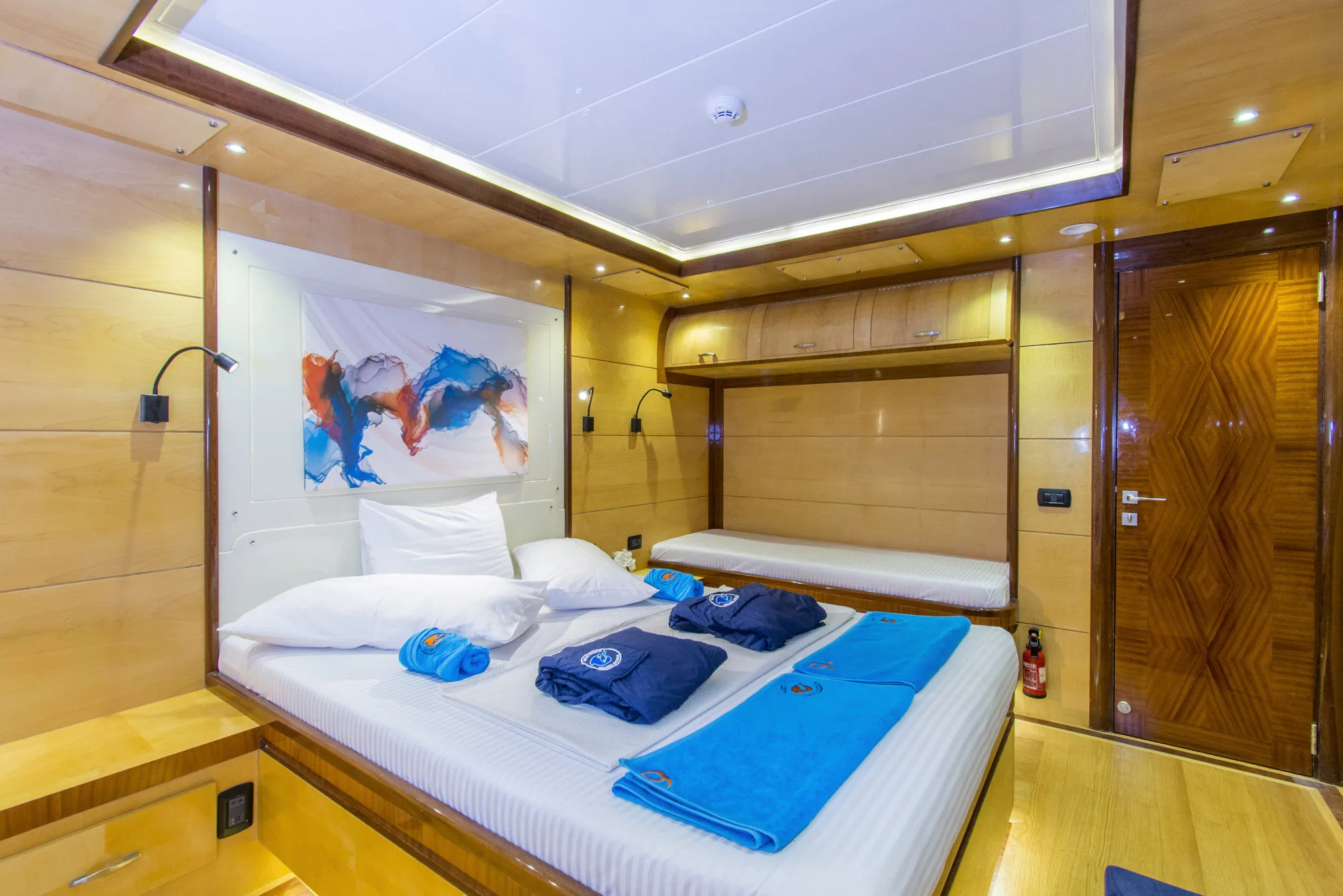 Двуспальная каюта основной палубы Golden Dolphin IV — вид от двери