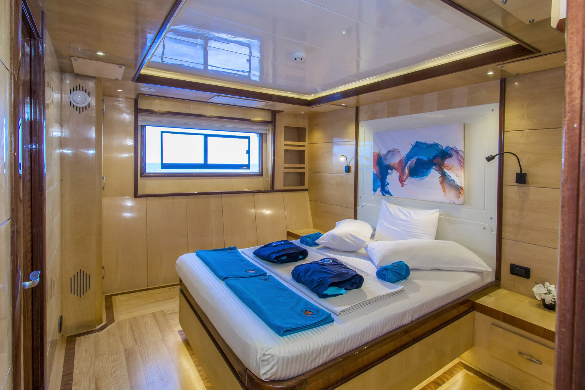 Двуспальная каюта основной палубы Golden Dolphin IV с окном на море