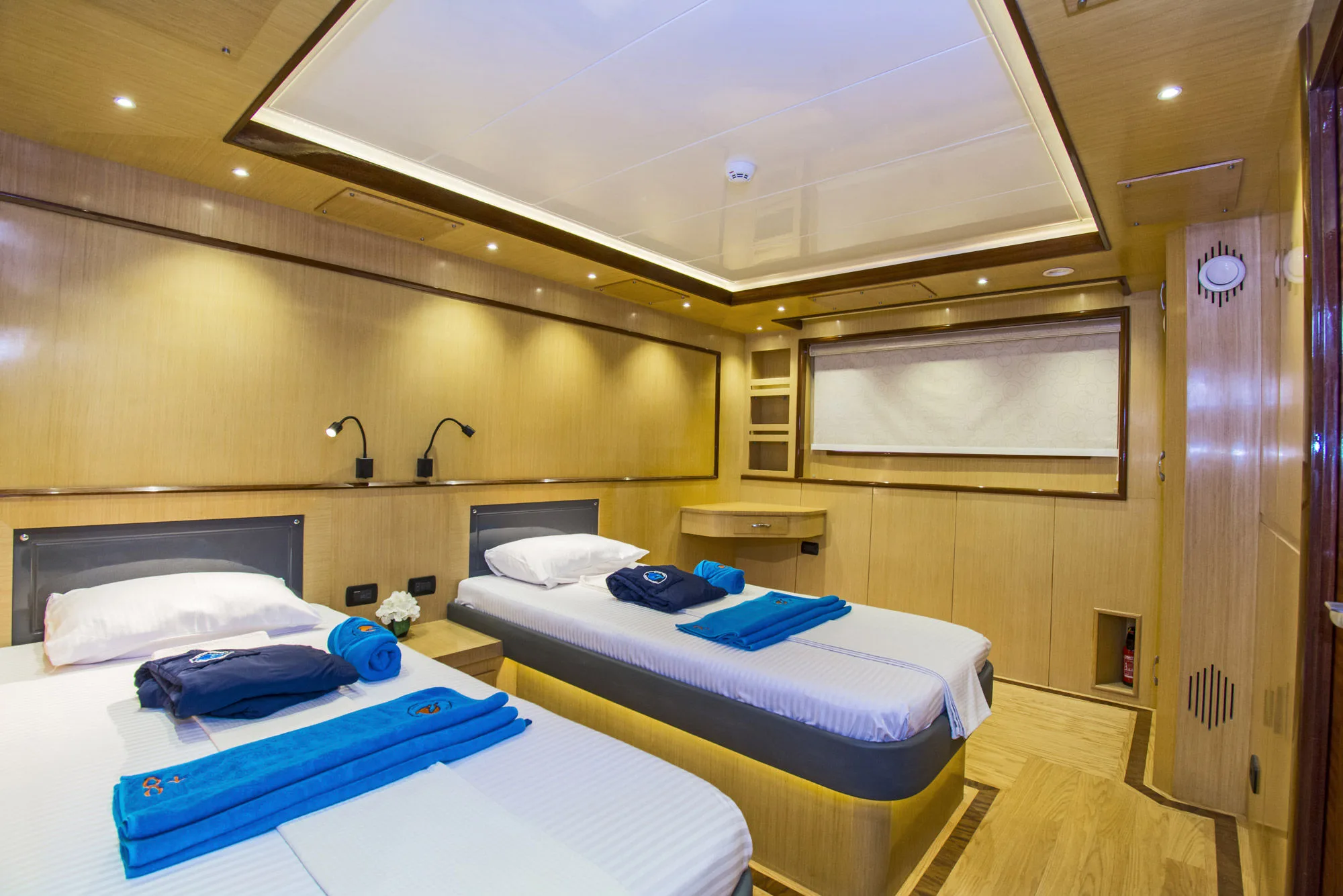 Каюта основной палубы Golden Dolphin IV — раздельные кровати и окно