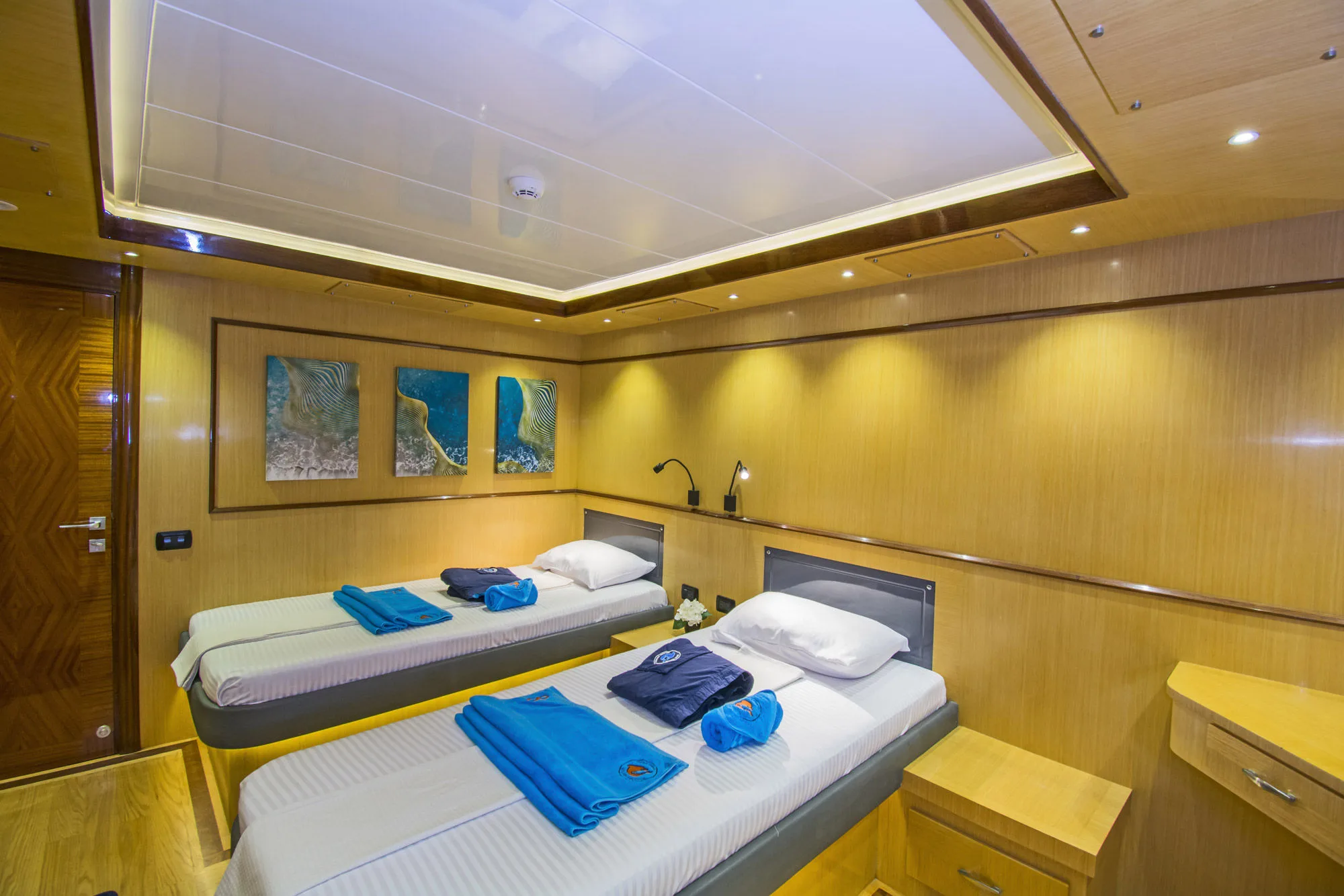 Светлая каюта основной палубы Golden Dolphin IV с окном на море