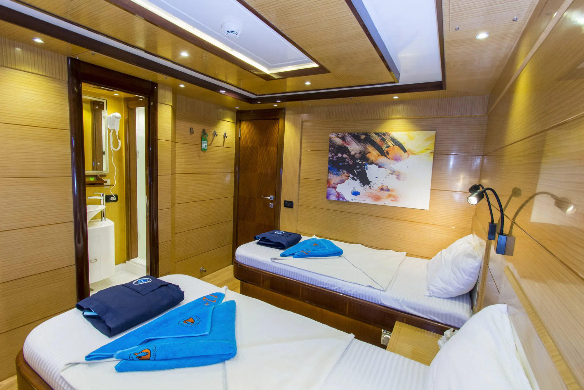 Раздельные кровати и зеркало санузла в каюте верхней палубы Golden Dolphin IV